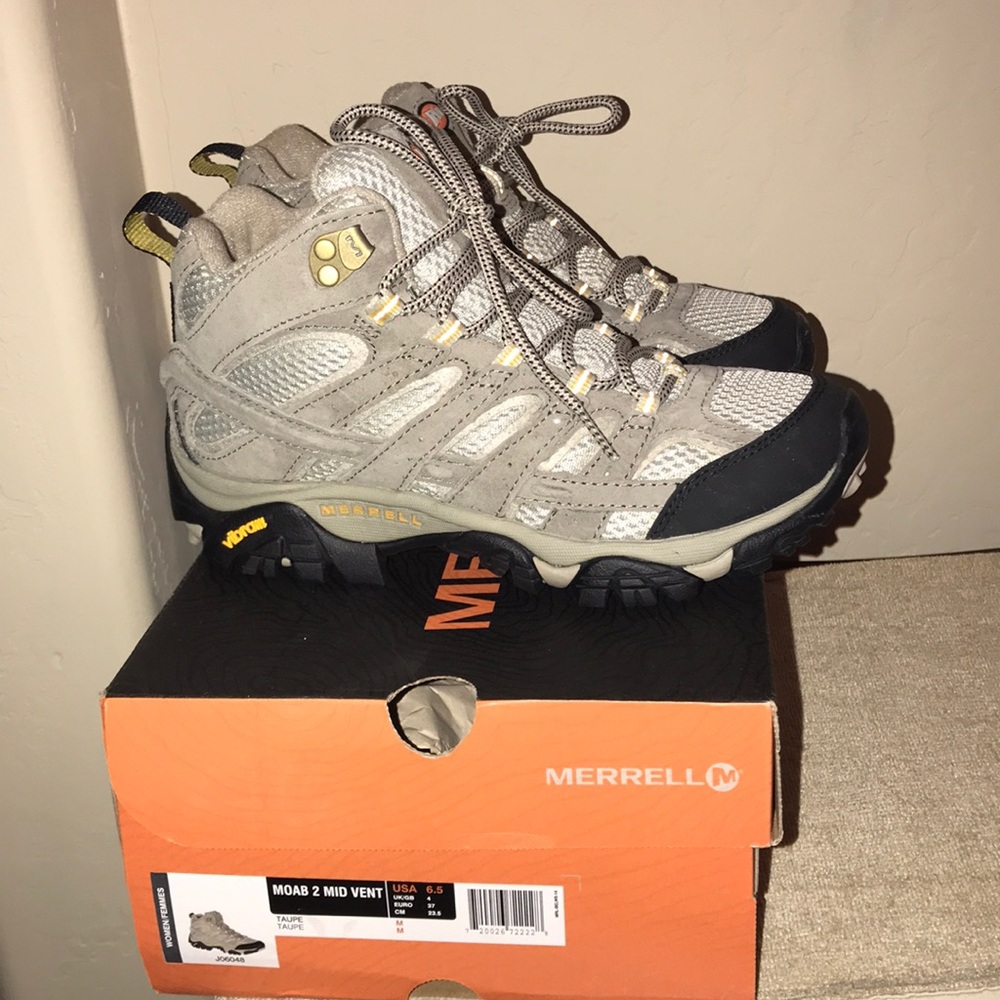 Brand new Merrell Moab 2 Mid Vent hiking boots.